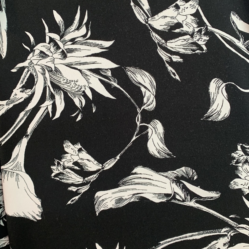 White House Black Market Floral Wide Leg Pants in
Midnight Bloom - Picture 5 of 8
